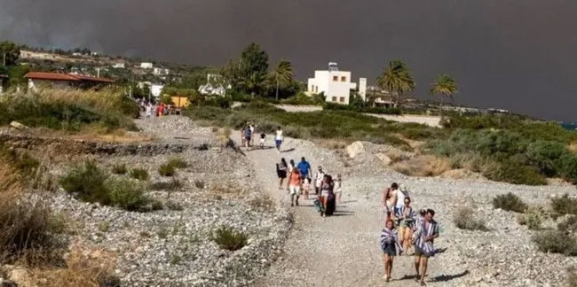 Yunanistan'ın turistik Rodos adasında orman yangını: 40 bin kişi tahliye edildi