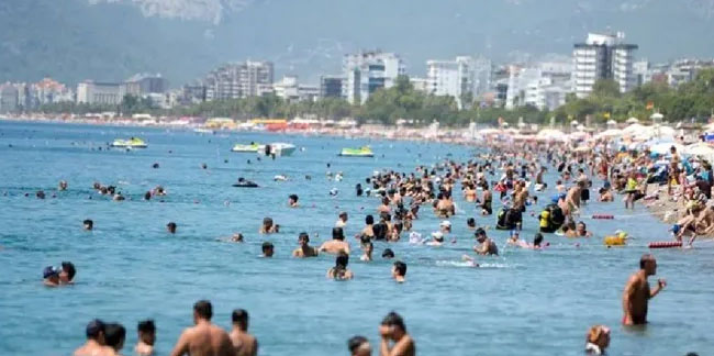 Antalya’da hava 44, deniz suyu 27 derece | Meydan ve caddeler boş kaldı