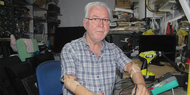 Protez kollarıyla 37 yıldır televizyon tamir ediyor