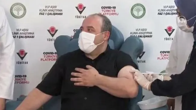 Yerli aşı gönüllüsü Bakan Varank'a ilk doz aşı yapıldı