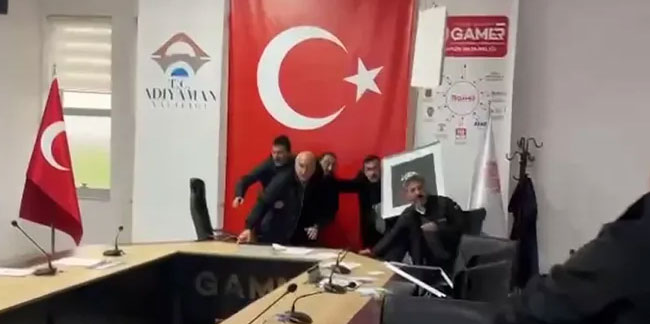 Ulaştırma Bakanı Adil Karaismailoğlu depreme canlı yayında yakalandı!