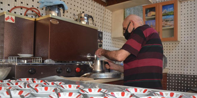 80 yaşındaki Osman dede 60 yıldır çaycılık yapıyor