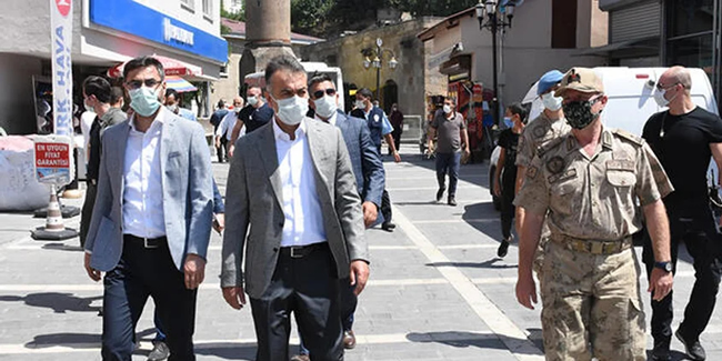 Bitlis Valisi Çağatay, maske denetimine katıldı