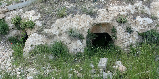Define uğruna 2 bin yıllık kaya mezarlar tahrip edildi