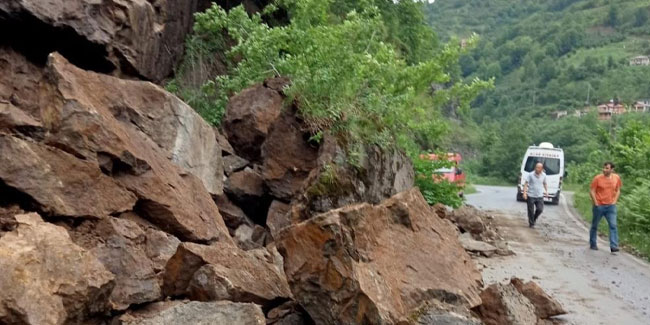 Trabzon'da yola düşen kaya faciaya neden oluyordu
