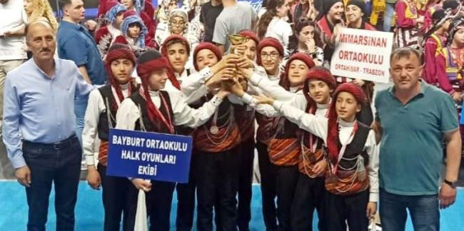 Bayburt Halk Oyunları ekibi Türkiye üçüncüsü oldu