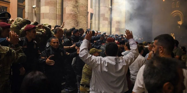 Ermenistan'da olaylı gece: Hükümet binasına girmek istediler