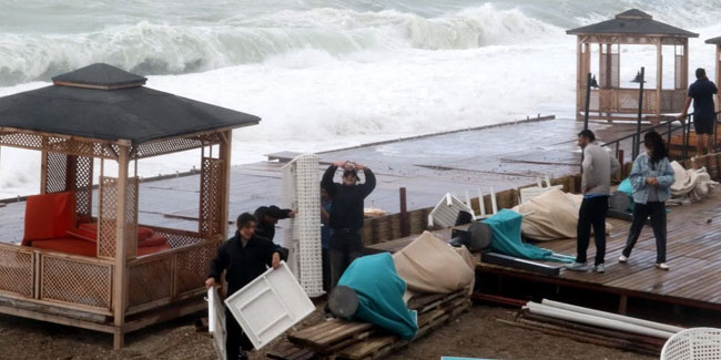 Antalya'yı hem yağmur hem fırtına vurdu