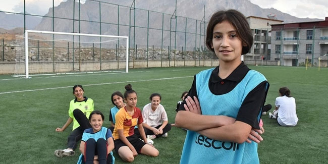 Hakkari'de kız çocukları futbola yönelmeye başladı