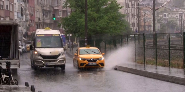 Haziran'da sağanak yağdı, İstanbul'da yollar göle döndü