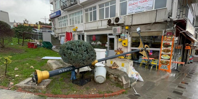 Sinop’ta fırtına: Tabelalar ve ağaçlar devrildi
