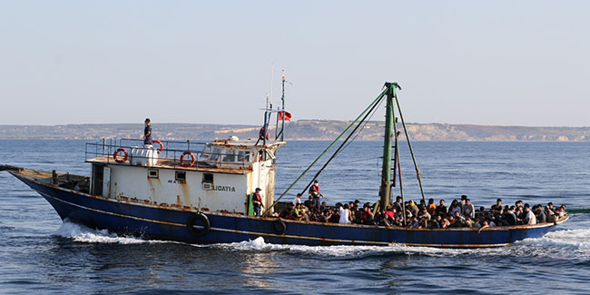 İtalya rotası üzerinde seyreden balıkçı teknesinde 226 göçmenin yakalanma anları kameralara yansıdı