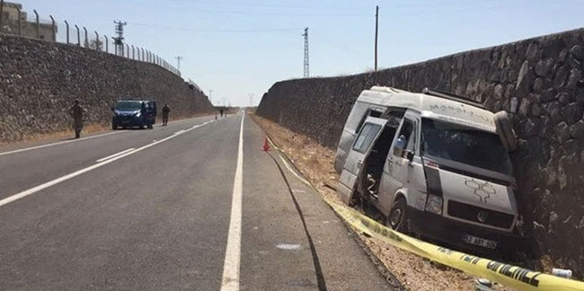 Tarım işçilerini taşıyan minibüs kaza yaptı: 3 ölü, 17 yaralı