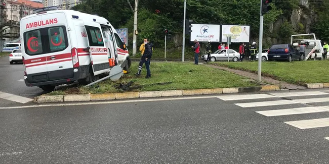 Ambulans ile otomobil çarpıştı: 1 ölü, 1 yaralı!