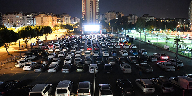 Konyaaltı'nda 13 bin 500 vatandaş ‘Arabada Sinema’ izledi