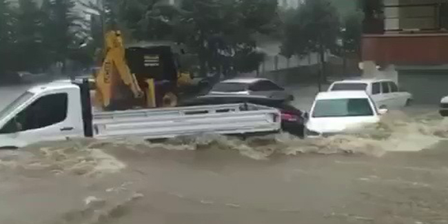Adana'da sel suları araçları sürükledi