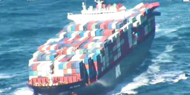 Dalgalarla boğuşan gemiden 40 konteyner suya düştü
