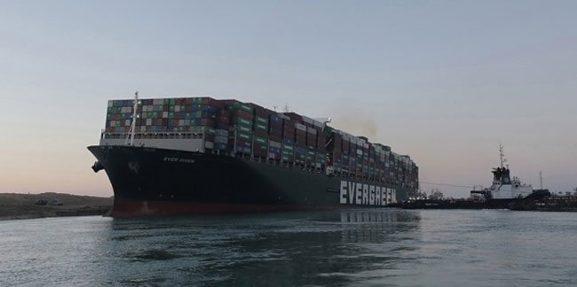 Mısır, Süveyş Kanalı'nı kapatan gemiyi alıkoyuyor!