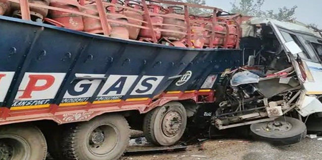 Hindistan’da yolcu otobüsü kamyonla çarpıştı: Çok sayıda kişi öldü