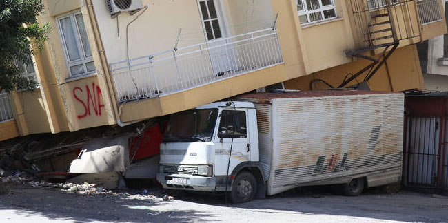 Hatay'da yıkılan 5 katlı binayı kamyonet ayakta tutuyor