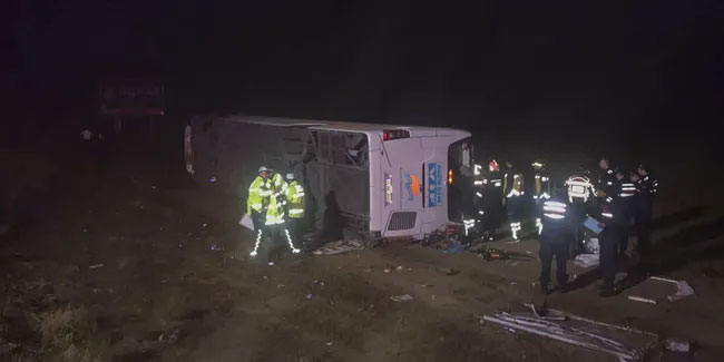 Aksaray'da yolcu otobüsü devrildi