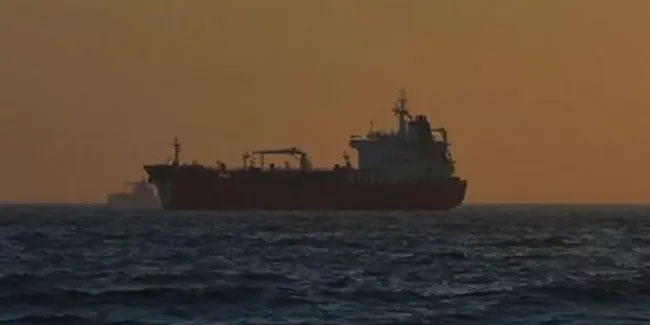 Korsanlar petrol tankerinin mürettebatını kaçırdı