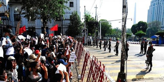 Myanmar'da protestolar nedeniyle bazı şehirlerde sıkıyönetim ilan edildi
