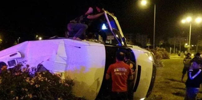 Mersin'de polis minibüsü kaza yaptı: 1 polis memuru yaralı