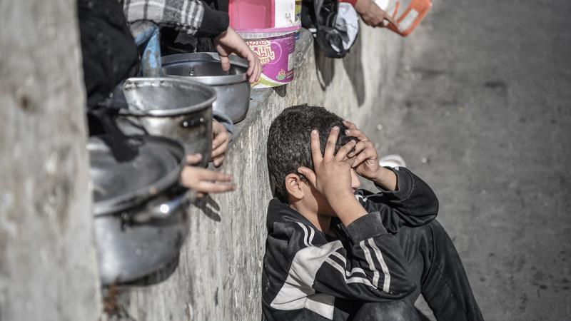 Gazze'de hayvan yemi yiyen çocuklar zehirleniyor