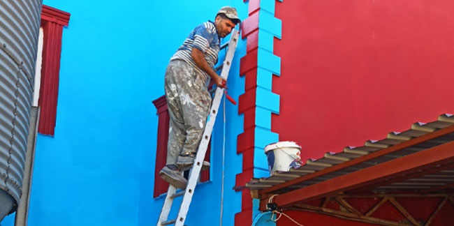 Mersin'de muhtarın Trabzonspor aşkı! Evinin duvarlarını bordo maviye boyadı