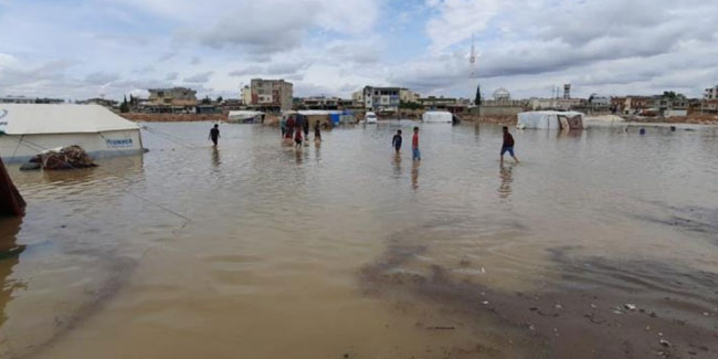 Suriye sınırındaki mültecilerin çadırlarını sel suları bastı