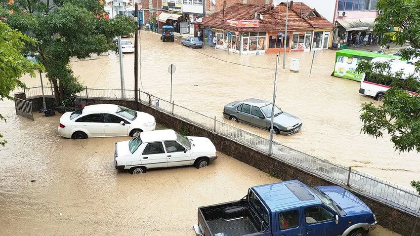 20 ilde sağanak yağış etkili oldu, yüzlerce ev ve iş yeri sular altında