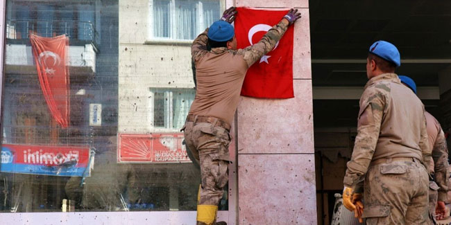 Mehmetçik sel bölgesinde bayrak sevgisini bir kez daha gösterdi