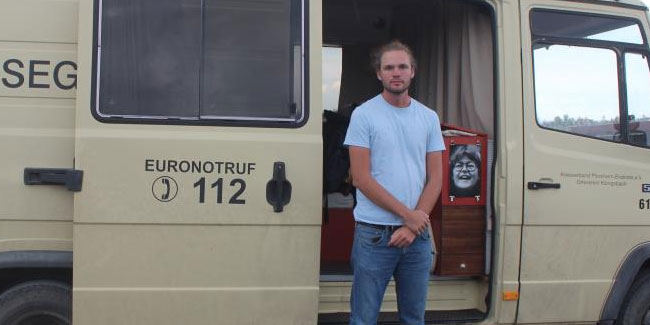 Eski ambulansı karavanaya çeviren Belçikalı turist, Meke Gölü'nde mola verdi