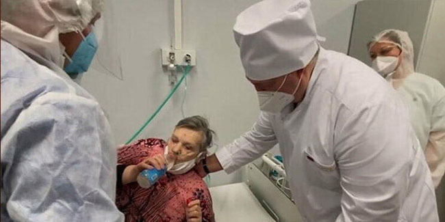 Belarus lideri Lukaşenko, Covid hastasını ziyaretinde maskesini indirdi
