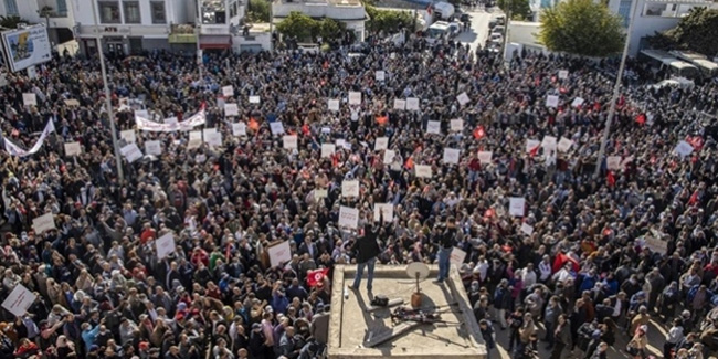 Tunuslulardan Cumhurbaşkanı Said'e protesto
