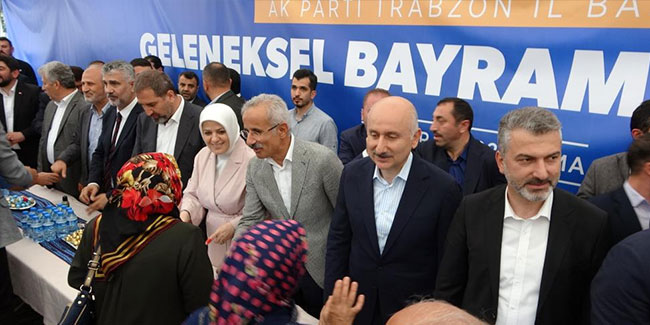 Abdulkadir Uraloğlu, memleketinde vatandaşlarla bayramlaştı