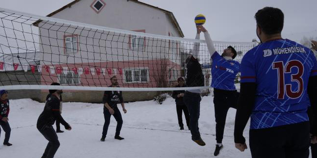 Bu köyde 31 yıldır kar voleybolu oynanıyor