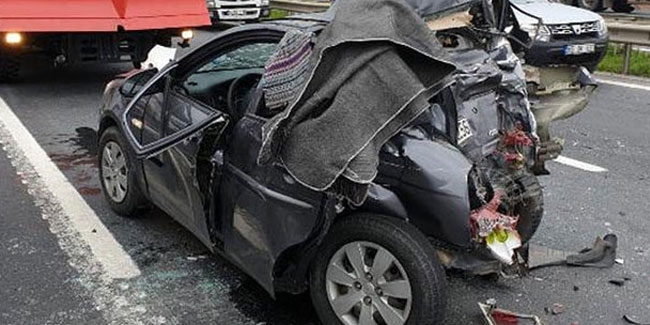 Silivri'de feci kaza: Otomobil TIR'a çarptı!