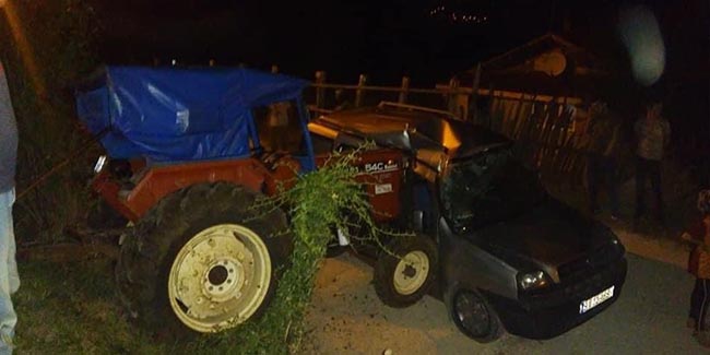 Traktör hafif ticari araca çarptı: 2 yaralı
