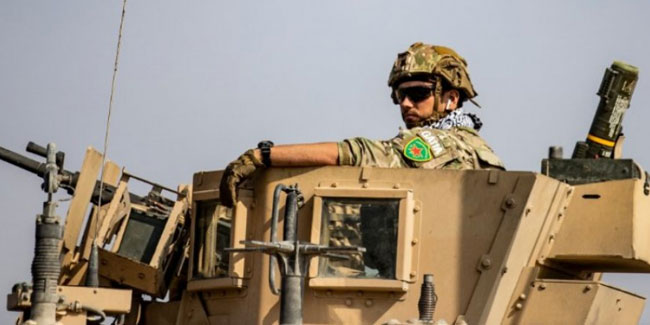 Amerikan askerleri YPG arması taktı