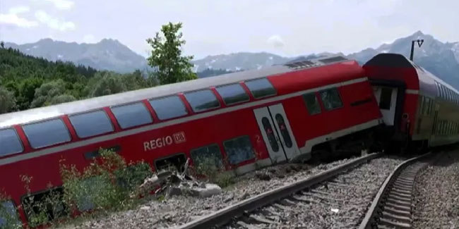 Almanya'da feci kaza! Yolcu treninin raydan çıkması sonucu 3 kişi öldü, 60 kişi yaralandı