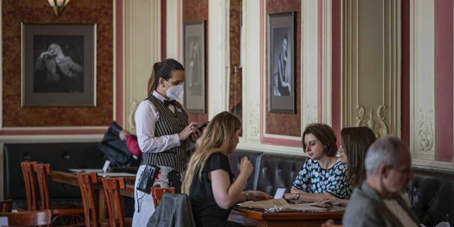 Çekya’da kafe, restoran ve gece kulüpleri yeniden açıldı