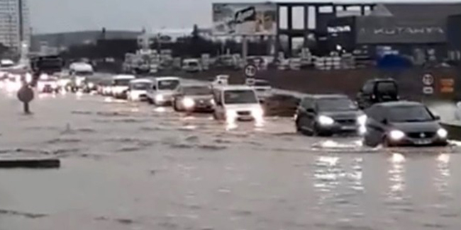 Edirne’de şiddetli yağış sonrası araçlar mahsur kaldı