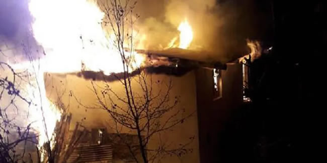 Yusufeli'nde 4 katlı ev, alev alev yandı