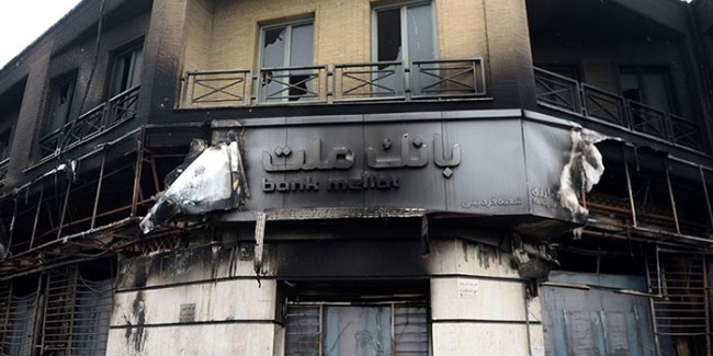 İran'da göstericiler bankaları hedef aldı