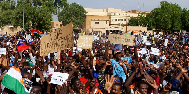 Nijer'de darbe destekçileri cuntanın çağrısıyla sokağa indi!