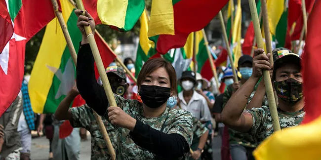 Myanmar’da askeri araç protestocuların arasına daldı: 5 ölü