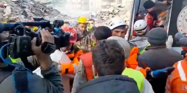 Hatay'da bir kadın ve iki çocuk 228'inci saatte kurtarıldı