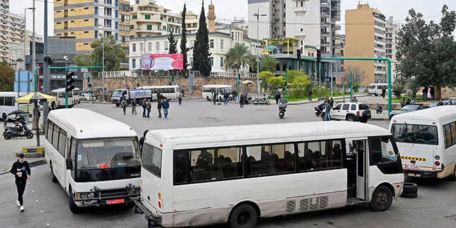 Lübnan'da greve giden işçiler yol kapattı